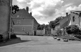 Vue de l'habitation depuis le portail. © Région Bourgogne-Franche-Comté, Inventaire du patrimoine