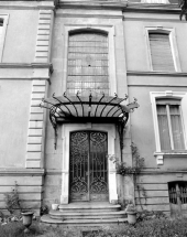 Façade est : détail de la porte en 1981. SRI. Enquête régionale sur les bâtiments industriels (1979-1981). © Région Bourgogne-Franche-Comté, Inventaire du patrimoine