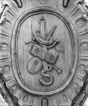 Lutrin n° 1 : médaillon avec cor de chasse et autres instruments. © Région Bourgogne-Franche-Comté, Inventaire du patrimoine