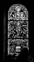 Baie 19 : Vierge à l'Enfant entre les symboles des Evangélistes (saint Matthieu et saint Luc à gauche, saint Jean et saint Marc à droite). © Région Bourgogne-Franche-Comté, Inventaire du patrimoine