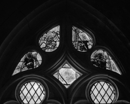 Vue d'ensemble du tympan : linge de Véronique, anges tenant les instruments de la Passion. © Région Bourgogne-Franche-Comté, Inventaire du patrimoine