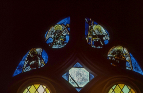 Vue d'ensemble du tympan : linge de Véronique, anges tenant les instruments de la Passion. © Région Bourgogne-Franche-Comté, Inventaire du patrimoine