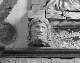 Détail : tête caryatide à la partie inférieure gauche du monument. © Région Bourgogne-Franche-Comté, Inventaire du patrimoine