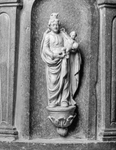 Détail de la cuve : statuette de Vierge à l'Enfant. © Région Bourgogne-Franche-Comté, Inventaire du patrimoine
