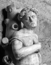 Détail : buste de trois quarts gauche. © Région Bourgogne-Franche-Comté, Inventaire du patrimoine