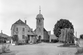 Extérieur : façade antérieure avec tour-clocher. © Région Bourgogne-Franche-Comté, Inventaire du patrimoine