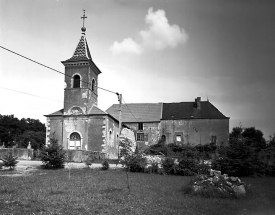 Vue d'ensemble des bâtiments et de l'église de trois quarts droit. © Région Bourgogne-Franche-Comté, Inventaire du patrimoine