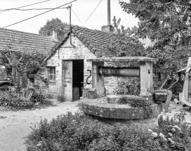 Ferme située rue du Centre, cadastrée 1945 B 317 : le puits. © Région Bourgogne-Franche-Comté, Inventaire du patrimoine