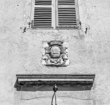 Détail du blason situé au-dessus de la porte d'entrée du logis. © Région Bourgogne-Franche-Comté, Inventaire du patrimoine