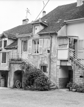 Façade antérieure vue de trois quarts droit. © Région Bourgogne-Franche-Comté, Inventaire du patrimoine