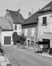 Façade antéirieure vue de trois quarts droit. © Région Bourgogne-Franche-Comté, Inventaire du patrimoine