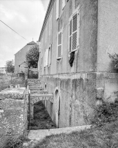 Détail du soubassement de la façade postérieure. © Région Bourgogne-Franche-Comté, Inventaire du patrimoine