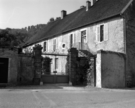 Façade antérieure et portail d'entrée. © Région Bourgogne-Franche-Comté, Inventaire du patrimoine