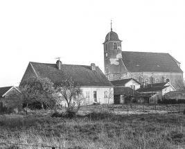 Façade postérieure : vue éloignée. © Région Bourgogne-Franche-Comté, Inventaire du patrimoine