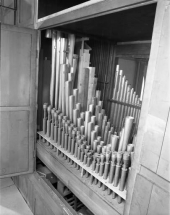 Tuyauterie du clavier de grand orgue vue de trois quarts droit. © Région Bourgogne-Franche-Comté, Inventaire du patrimoine