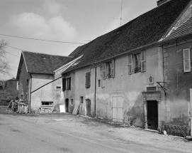 Façade antérieure, vue de trois quarts. © Région Bourgogne-Franche-Comté, Inventaire du patrimoine