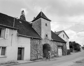 Façade antérieure, vue de trois quarts. © Région Bourgogne-Franche-Comté, Inventaire du patrimoine