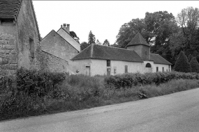 Les communs vus depuis la route. © Région Bourgogne-Franche-Comté, Inventaire du patrimoine