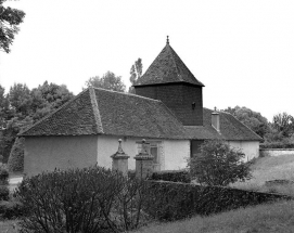 Les communs : façade postérieure vue de trois-quarts. © Région Bourgogne-Franche-Comté, Inventaire du patrimoine