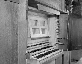 Console en fenêtre vue de trois quarts gauche, avant restauration. © Région Bourgogne-Franche-Comté, Inventaire du patrimoine