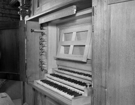 Console en fenêtre vue de trois quarts droit, avant restauration. © Région Bourgogne-Franche-Comté, Inventaire du patrimoine