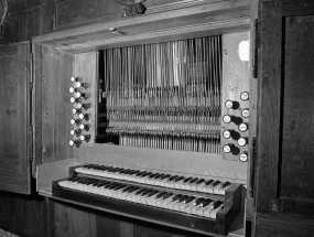 Console en fenêtre, vue de trois quarts droit. © Région Bourgogne-Franche-Comté, Inventaire du patrimoine