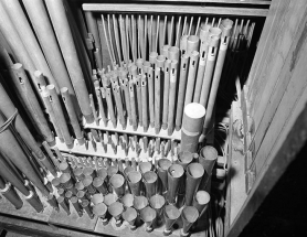 Tuyauterie du grand orgue, vue en plongée. © Région Bourgogne-Franche-Comté, Inventaire du patrimoine