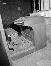 Console retournée, vue de trois quarts droit. © Région Bourgogne-Franche-Comté, Inventaire du patrimoine