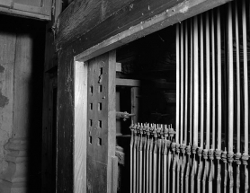 Ancienne console en fenêtre, MECANIQUE, vues de trois quarts droit. © Région Bourgogne-Franche-Comté, Inventaire du patrimoine