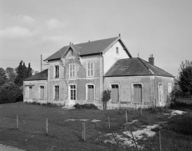 Vue d'ensemble de trois quarts droit en 1985. © Région Bourgogne-Franche-Comté, Inventaire du patrimoine