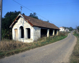 Vue d'ensemble depuis la route. © Région Bourgogne-Franche-Comté, Inventaire du patrimoine