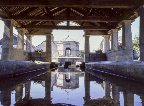 Vue de la fontaine depuis l'intérieur de la halle. © Région Bourgogne-Franche-Comté, Inventaire du patrimoine