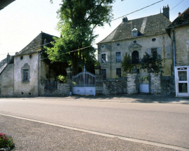 Vue de trois quarts depuis la rue. © Région Bourgogne-Franche-Comté, Inventaire du patrimoine