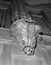 Culot de la tourelle droite du grand orgue vu de trois quarts gauche. © Région Bourgogne-Franche-Comté, Inventaire du patrimoine