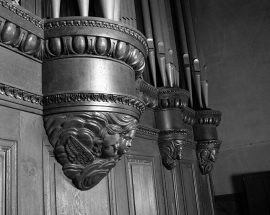 Buffet du grand orgue, culots des tourelles vus de trois quarts gauche. © Région Bourgogne-Franche-Comté, Inventaire du patrimoine