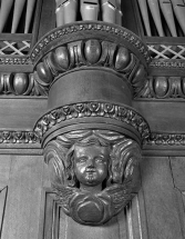 Buffet du grand orgue, culot d'une tourelle vu de face en contre-plongée. © Région Bourgogne-Franche-Comté, Inventaire du patrimoine