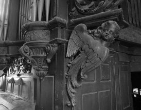 Détail du buffet, culots et chérubin, aile, vus de trois quarts droit. © Région Bourgogne-Franche-Comté, Inventaire du patrimoine