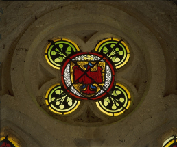 Détail du tympan : quadrilobe avec écu armorié de Thiebaud de Rougemont. © Région Bourgogne-Franche-Comté, Inventaire du patrimoine