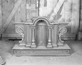 Détail d'un gradin et d'un dais d'exposition à ailes qui formaient soubassement à l'un des retables. © Région Bourgogne-Franche-Comté, Inventaire du patrimoine