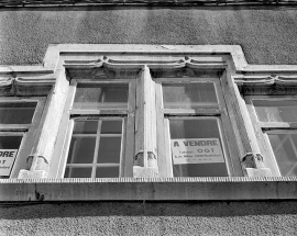 Façade sur rue. Fenêtre du premier étage, à gauche. © Région Bourgogne-Franche-Comté, Inventaire du patrimoine