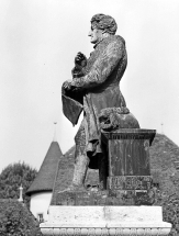 Statue, profil droit. © Région Bourgogne-Franche-Comté, Inventaire du patrimoine