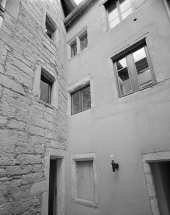 Façade sur cour du premier corps de bâtiment et tour d'escalier. © Région Bourgogne-Franche-Comté, Inventaire du patrimoine