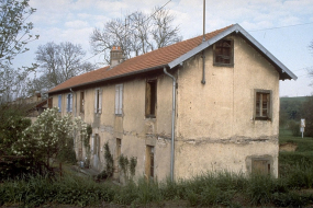 Bâtiment à étage : façades antérieure et latérale droite. © Région Bourgogne-Franche-Comté, Inventaire du patrimoine