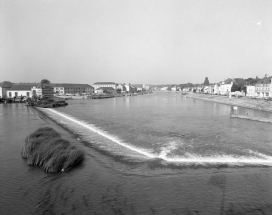 Les quais Mavia et Villeneuve depuis le barrage. © Région Bourgogne-Franche-Comté, Inventaire du patrimoine