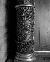 Détail : partie inférieure de la colonne de gauche du retable. © Région Bourgogne-Franche-Comté, Inventaire du patrimoine