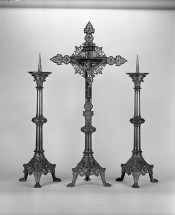La croix et deux chandeliers. © Région Bourgogne-Franche-Comté, Inventaire du patrimoine