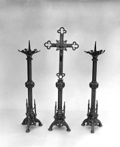 Vue de la croix et de deux chandeliers. © Région Bourgogne-Franche-Comté, Inventaire du patrimoine