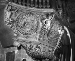 David jouant de la harpe, vu de trois quarts. © Région Bourgogne-Franche-Comté, Inventaire du patrimoine