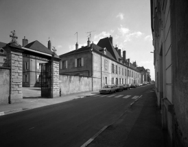 Façade antérieure : vue éloignée de trois quarts gauche. © Région Bourgogne-Franche-Comté, Inventaire du patrimoine