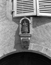 Façade antérieure : portail d'entrée, détail de la clef de l'arc. © Région Bourgogne-Franche-Comté, Inventaire du patrimoine